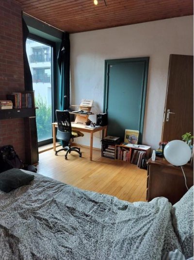 Chambre dans une maison lumineuse avec jardin