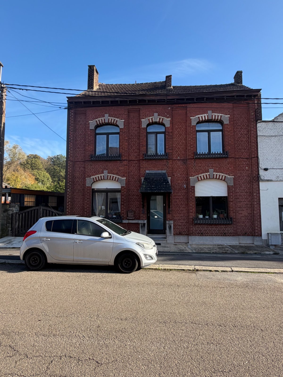 Grande maison dans une rue calme. Proche des transports et des supermarchés